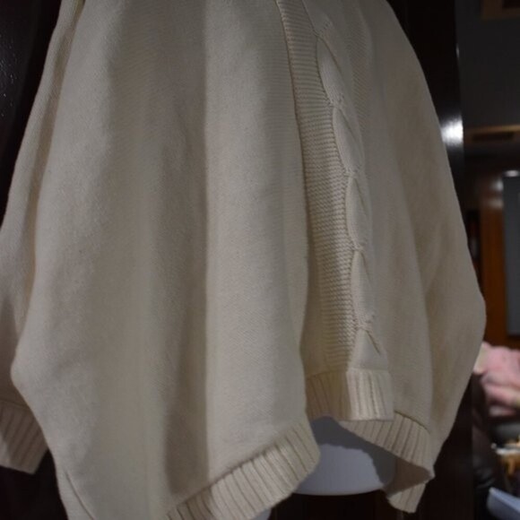 Gap Kids Knit Hooded Poncho Sweater Girls XS White Cozy Fall Winter Layer - Picture 6 of 7